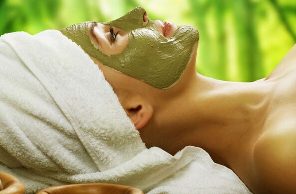 Clay mask removes oily sheen and tightens the skin of the face