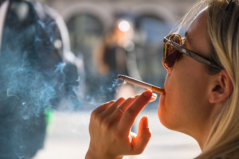 smoking accelerates the aging of a woman's skin